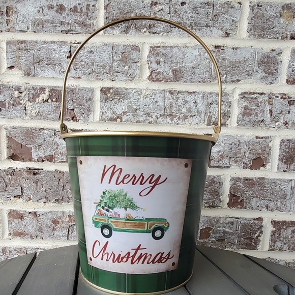 ASHLAND CHRISTMAS FLORAL CONTAINER